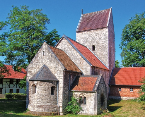 Nordostansicht St. Nikolai-Kirche Kneitlingen | Architekturfotografie Sándor Kotyrba