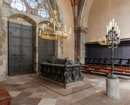 Sarkophag in der Ernst-Kapelle ins Langhaus im Dom St. Mauritius und Katharina zu Magdeburg.