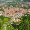 Luftbild der Altstadt von Wolfenbüttel mit Hauptkirche, Schloss und Wallanlagen von Süden.