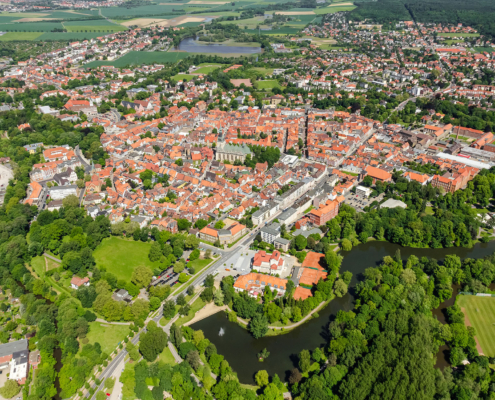 Luftbild der Altstadt von Wolfenbüttel mit Hauptkirche, Schloss und Wallanlagen von Süden.