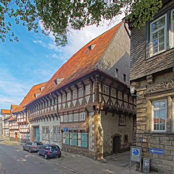 Nordfassade des um 1510 erbauten Fachwerkhaus mit ehemaliger Kemanate und Wohnteil (Umbau 1646) in der Kornstraße 9 in Goslar mit Knaggenbündel, Fußstrebe und Zwischengeschoss.