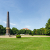 Südwestansicht des Obelisken und des Städtischen Museums am Löwenwall in Braunschweig.