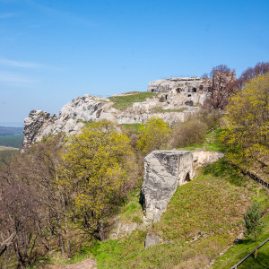 Bilder der auf einem Felsvorsprung gelegenen, mittelalterlichen Ruine Burg Regenstein bei Blankenburg am Harz von Sándor Kotyrba.