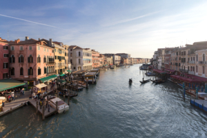 Blick von der Rialto-Brücke auf den Canale Grande in Venedig, Italien