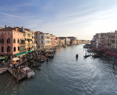 Blick von der Rialto-Brücke auf den Canale Grande in Venedig, Italien