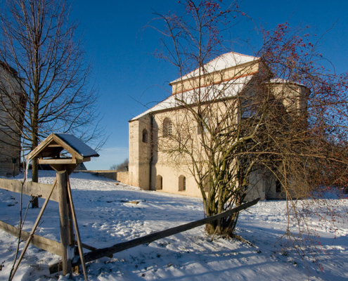 Architekturfotografie der Konradsburg bei Ermsleben am Harz mit romanischer Krypta, Reste der ehemaligen Klosterkirche und Klostergebäuden.