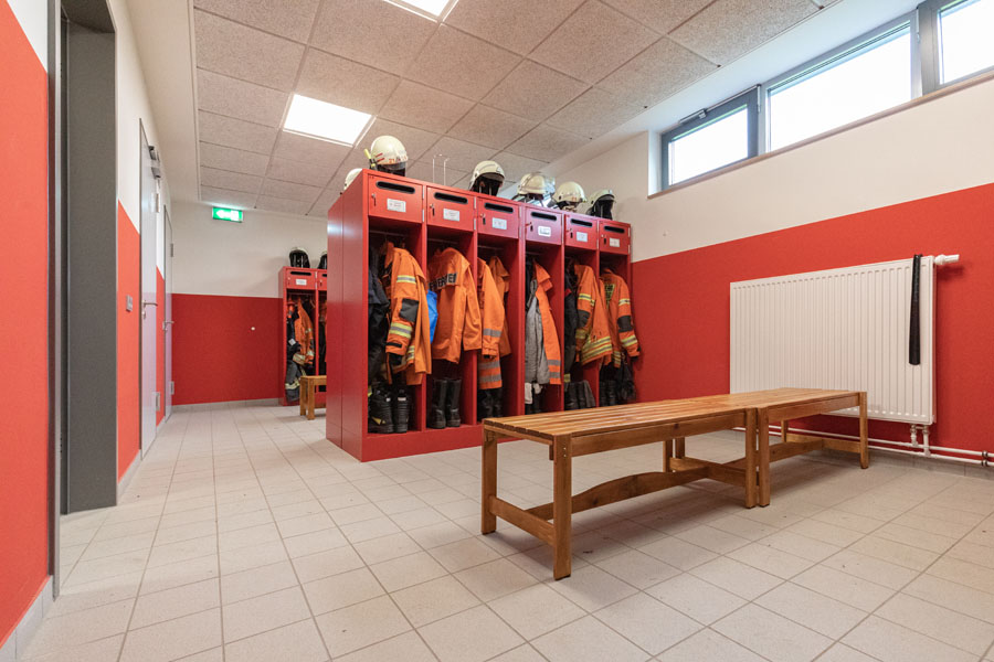 Architekturfotografie des Umkleideraums in der Ortsfeuerwehr in Braunschweig-Harxbüttel für hsv Architekten BDA.