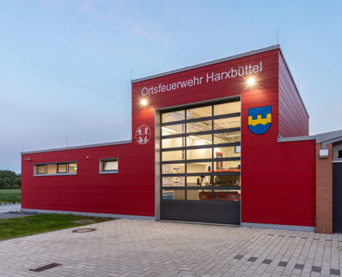 Architekturfotografie der Ortsfeuerwehr in Braunschweig-Harxbüttel aus Richtung Nordwesten für hsv Architekten BDA.