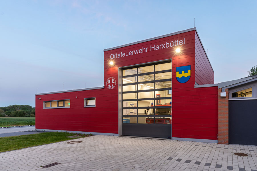 Architekturfotografie der Ortsfeuerwehr in Braunschweig-Harxbüttel aus Richtung Nordwesten für hsv Architekten BDA.