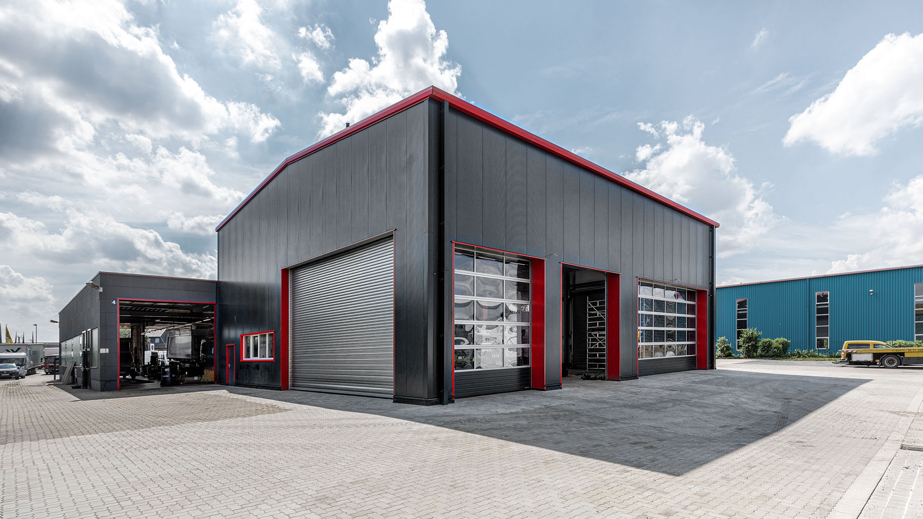 Industriefotografie der Werkhalle der Macke KFZ Service GmbH in Peine als Referenzobjekt für Giesler Hallen- und Gewerbebau in Wolfenbüttel.