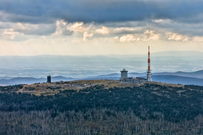 Luftbilder vom Brocken im Harz, dem höchsten Berg in Sachsen-Anhalt mit dem Brockenhotel, der Sendeanlage und der Brockenbahn.
