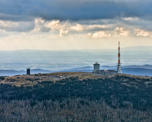 Luftbilder vom Brocken im Harz, dem höchsten Berg in Sachsen-Anhalt mit dem Brockenhotel, der Sendeanlage und der Brockenbahn.