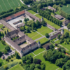 Luftbild von Schloss und Kloster Corvey mit Wirtschaftshof bei Höxter an der Weser von Nordosten.