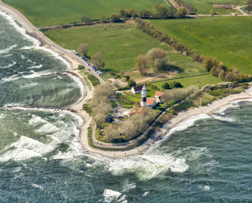 Luftbild vom Bülker Leuchtturm in der Kieler Förde von Osten.