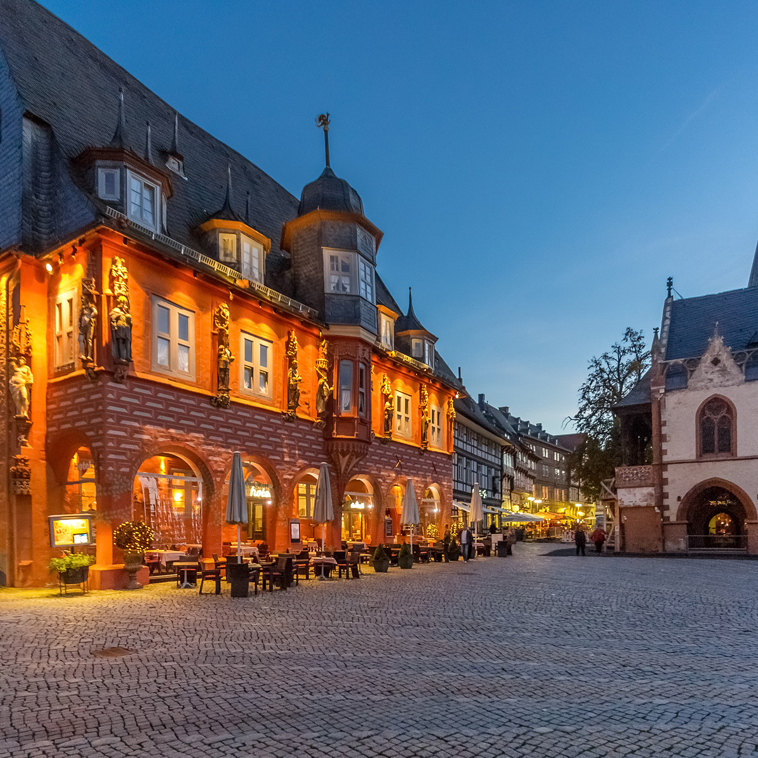 Nachtaufnahme der Kaiserworth am Markt in Goslar.