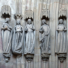 Figurengruppe "Die Klugen Jungfrauen" auf der Westseite der Paradiesvorhalle im Dom Magdeburg.
