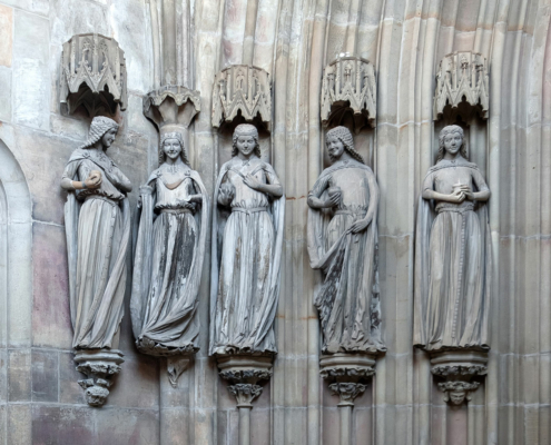 Figurengruppe "Die Klugen Jungfrauen" auf der Westseite der Paradiesvorhalle im Dom Magdeburg.