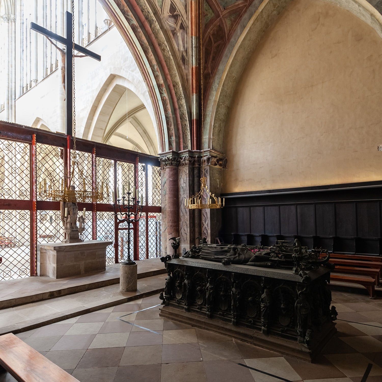 Blick nach Südosten in der Ernst-Kapelle in der Westvorhalle des Westwerk vom Dom St. Mauritius und Katharina in Magdeburg ins Langhaus.