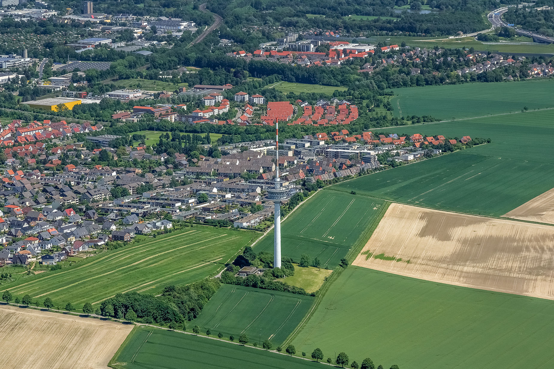 Fernmeldeturm Broitzem (#1499) Luftbild vom Fernmeldeturm Braunschweig-Broitzem mit Blick über Braoitzem und die Gartenstadt aus Richtung Westen.