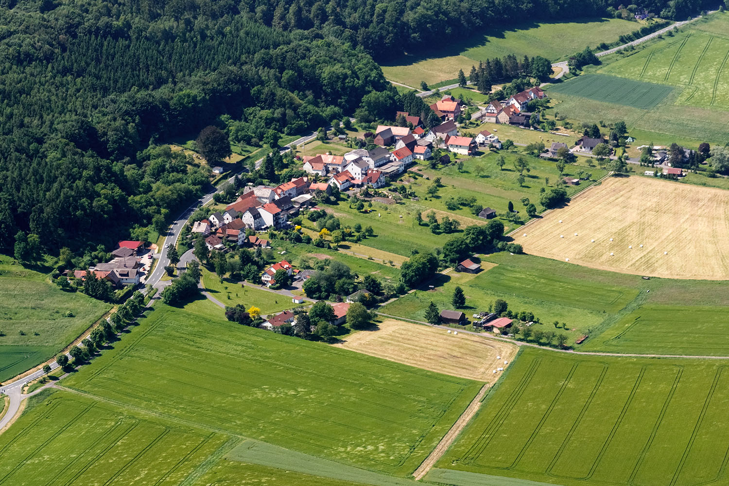 Luftbild von Gewissenruh (Gemeinde Wesertal) im Landkreis Kassel in Hessen aus Richtung Nordwesten.