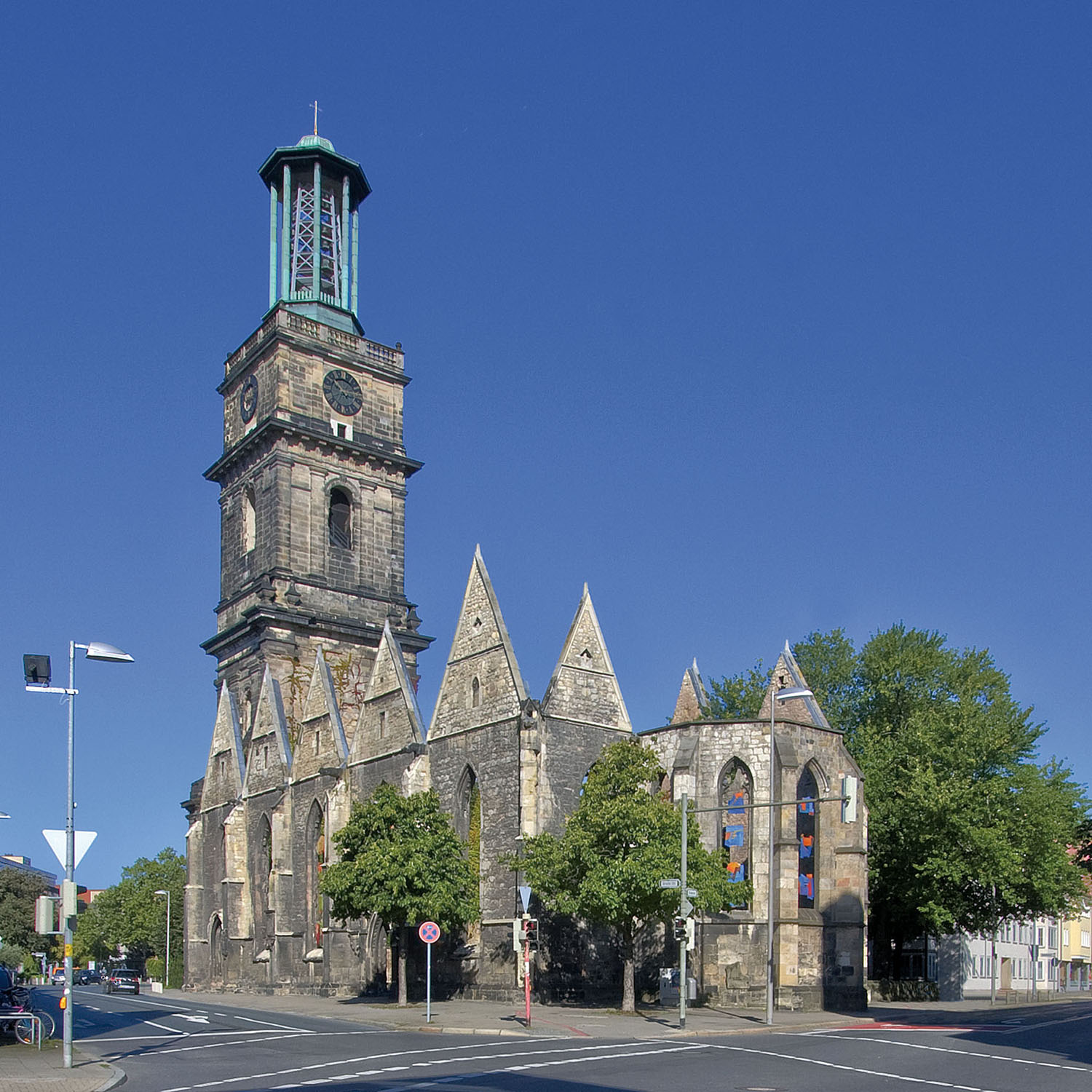 Südostansicht der Ruine der Aegidienkirche in Hannover, einem 1347 begonnene Sakralbau mit barockem Turm nach einem Entwurf von Baumeisters Sudfeld Vick. Südostansicht der Ruine der Aegidienkirche in Hannover, einem 1347 begonnene Sakralbau mit barockem Turm nach einem Entwurf von Baumeisters Sudfeld Vick.
