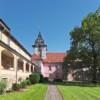 Blick von Süden auf die barocke Stiftskirche in Steterburg mit Laubengang von Baumeister Johann Balthasar Lauterbach aus den Jahren 1691/92 in Fachwerk.