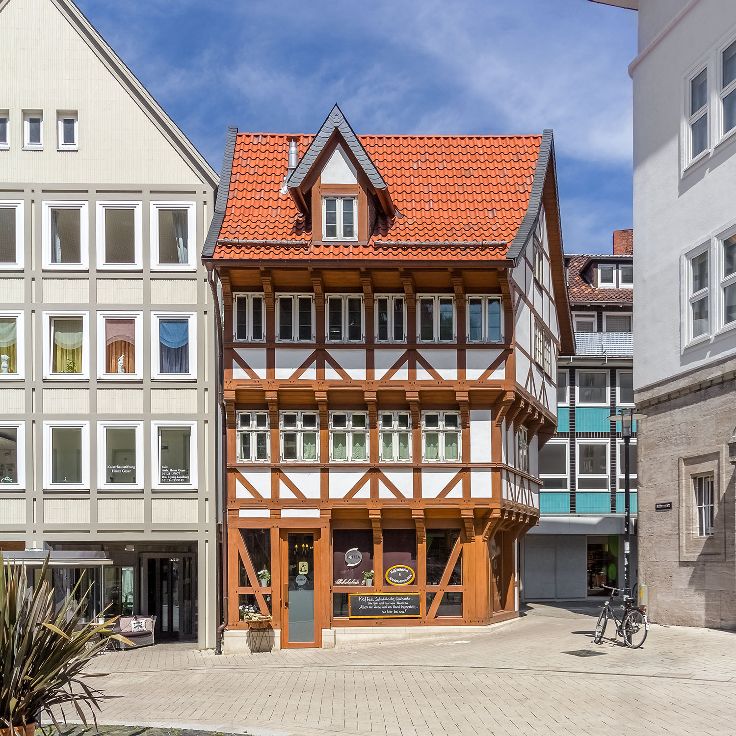 Südansicht des um 1509 errichteten Fachwerkhaus "Umgestülpter Zuckerhut" am Andreasplatz in Hildesheim.