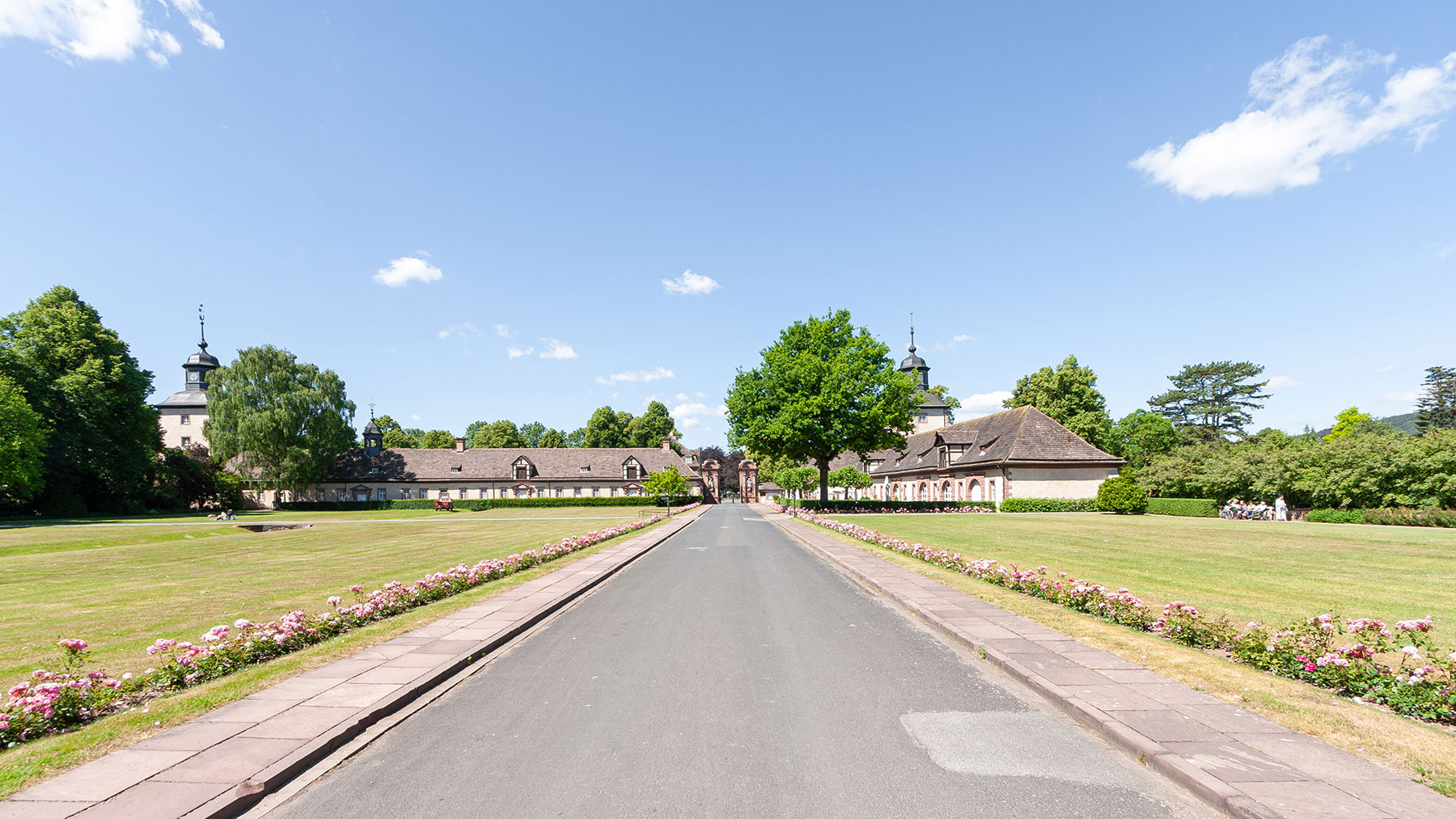 Vorburg mit Remise und Toranlage