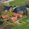 Luftbild vom Hof Holm an der Ostsee aus Richtung Südosten.