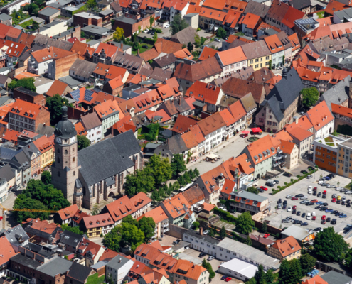 Luftbild vom Markt in Sangerhausen mit Jacobikirche und Rathaus aus Richtung Südwesten.