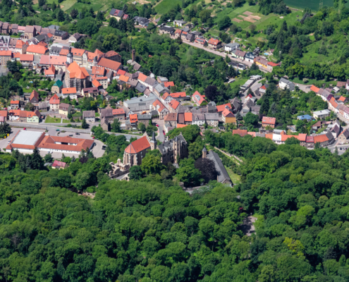 Luftbild von Schloss Mansfeld mit der Stadtkirche St. Georg, der Teichstraße und der Lutherstraße aus Richtung Osten.