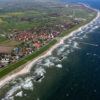 Ludtbild vom Schönberger Strand mit Seebrücke und Buhnen aus Richtung Osten. Im Hintergrund ist Kalifornien zu erkennen.