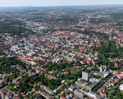Luftbild der Innenstadt von Braunschweig mit dem Wallring, der Technischen Universität und den angrenzenden Stadtteilen.