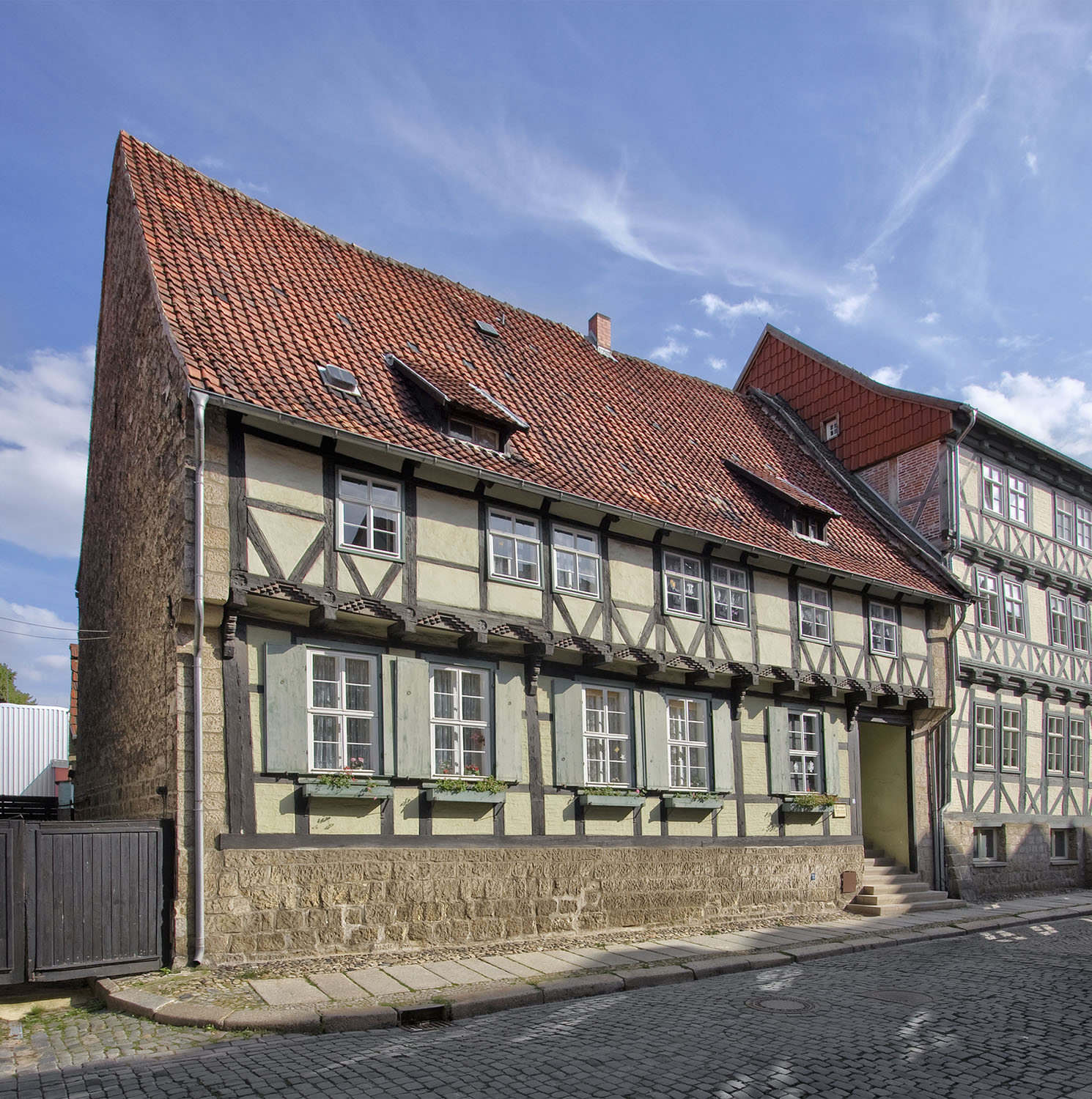 Nordfassade des spätgotischen Fachwerkhaus aus den Jahren um 1480 mit Brandwandgiebeln, Kellersockel, Fußstreben und Knaggen.