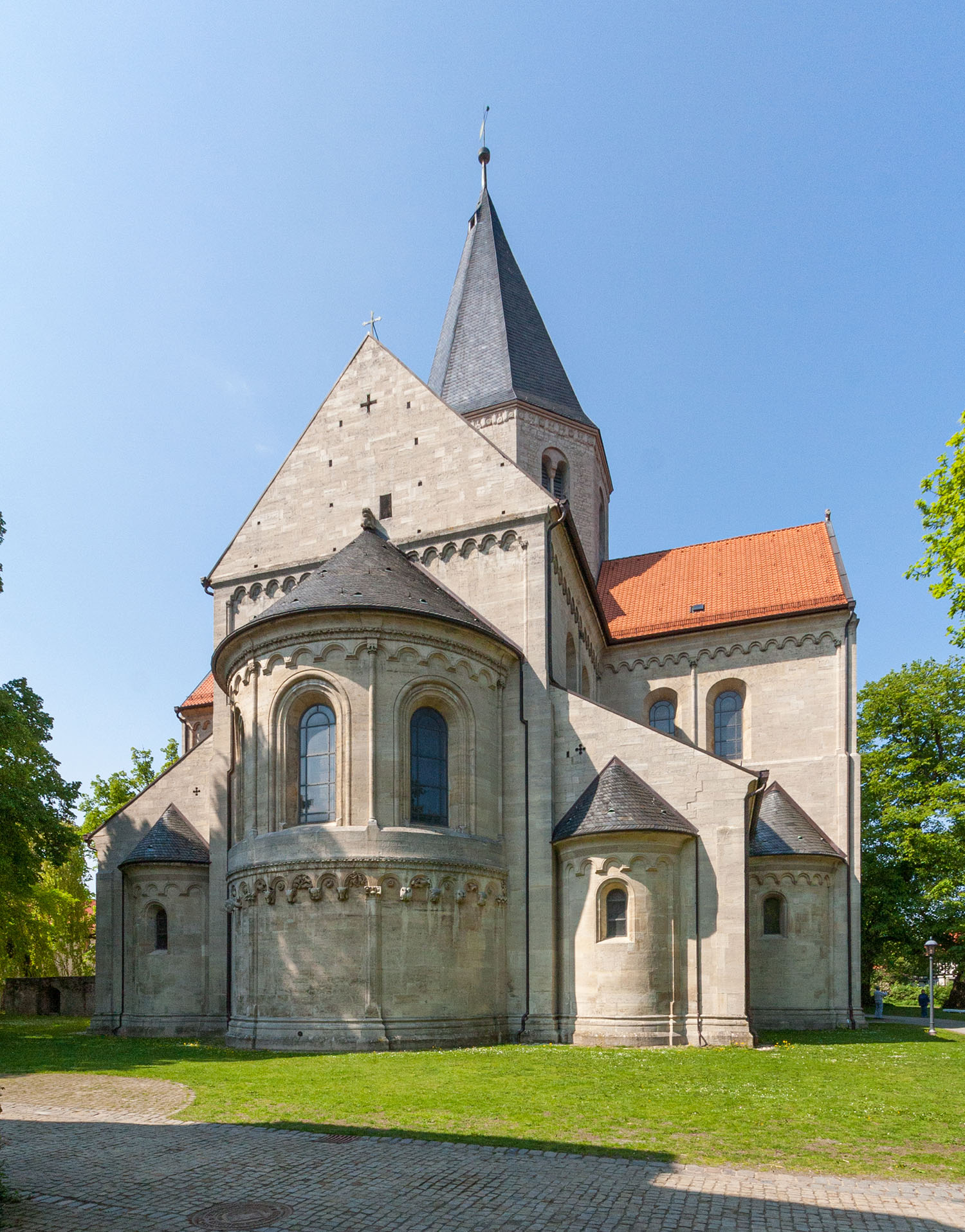 Ansicht von Osten des Kaiserdom in Königslutter mit Haupt- und Nebenapsis des Chor mit Vierungsreiter.