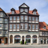 Ostfassade des klassizistischen Fachwerkhaus aus den Jahren um 1770 in der Marktstraße 11 in Quedlinburg mit Erker, Zwerchhaus und Stehgauben.